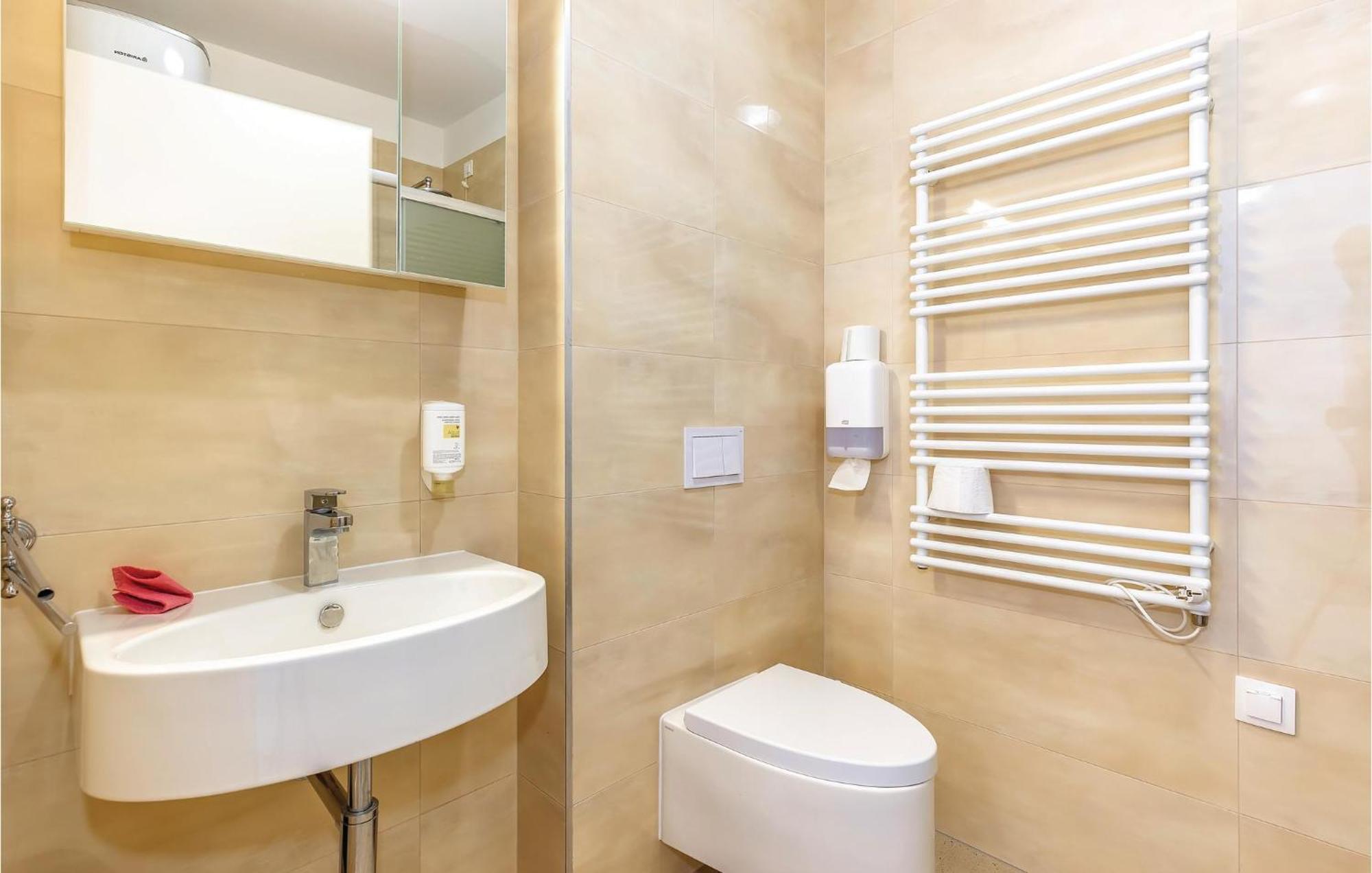 1 Bedroom Nice Apartment In ツリクヴェニツァ エクステリア 写真